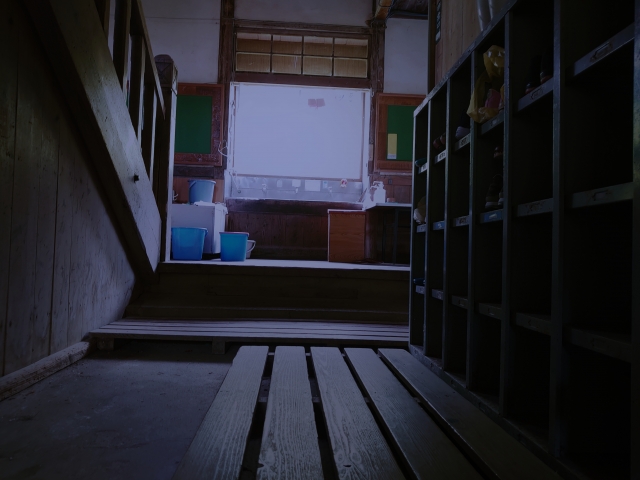 暗い学校の入り口